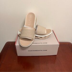 Hunter Geneva Square Tan Slide Sandals. Size 8, new with box.